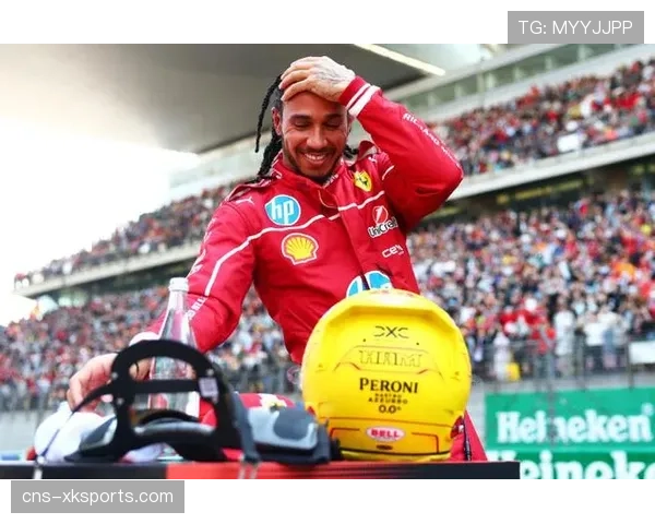 冲线之后：汉密尔顿在科威特站拿下赛季首冠，于休息室长时间拥抱车队工程师